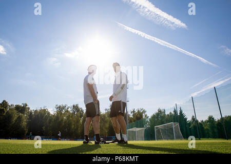 16 Juni 2018, Russland, Vatutinki, Fußball, FIFA World Cup, Deutsche Nationalmannschaft, Hotel's Team: Bundestrainer Joachim Löw (L) und dem Deutschen Team Manager Oliver Bierhoff stand auf einem Fußballfeld. Für 14 Jahre, Bierhoff und Löw haben ein Team. Disharmonien entstand in Unterkunft des Teams. Vatutinki bleiben als Leuchtfeuer für die Verfehlungen der deutschen WM-Unternehmens. Foto: Christian Charisius/dpa Stockfoto