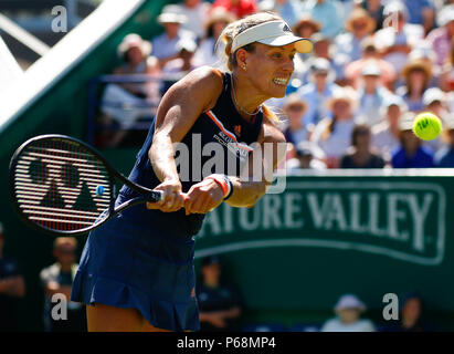 Devonshire Park, Eastbourne, Großbritannien. 29 Juni, 2018. Natur Tal International Tennis; Caroline Wozniacki (DEN) rückhand an Angelique Kerber (GER) Credit: Aktion plus Sport/Alamy leben Nachrichten Stockfoto