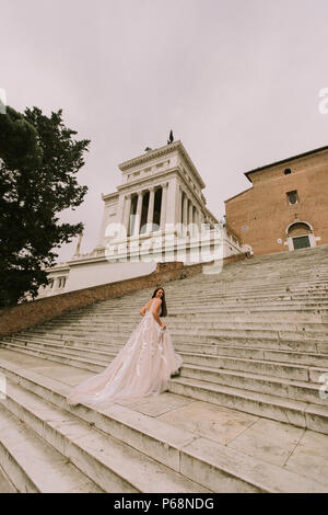 Braut im Brautkleid auf Treppe Cordonata Capitolina in Rom, Italien Stockfoto