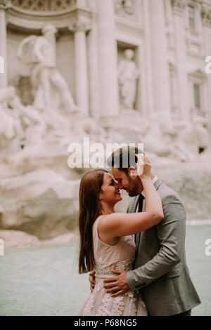 Nur verheiratet Braut und Bräutigam vor der Trevi Brunnen (Fontana di Trevi), Rom, Italien posing Stockfoto