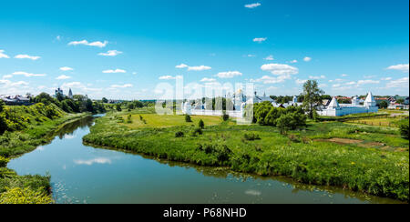 Ansicht der Pokrowski Kloster auf der Kamenka Fluss in Susdal, der Teil der Goldene Ring von Russland Stockfoto