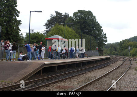 Die Great Western Railway 2004. Passagiere warten in Pencoed station. Stockfoto