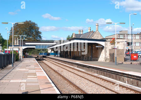 Die Great Western Railway 2004. Blick von der Plattform von Stroud Bahnhof in Richtung Gloucester suchen. September 2001. Stockfoto