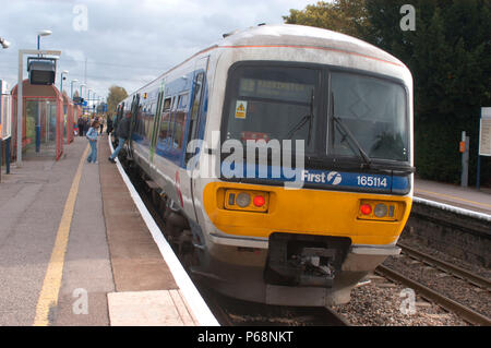 Der Great Western Railway. Ein Newbury - Lesen service Anrufe an Theale. Oktober 2004. Stockfoto