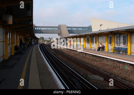 Der Great Western Railway. Bristol Parkway Station. Blick vom östlichen Ende der Plattform auf der Suche nach Westen nach Bristol. Oktober 2004. Stockfoto