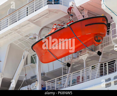 Lebensretter Boot auf einem großen Ozeandampfer. Stock Bild Stockfoto