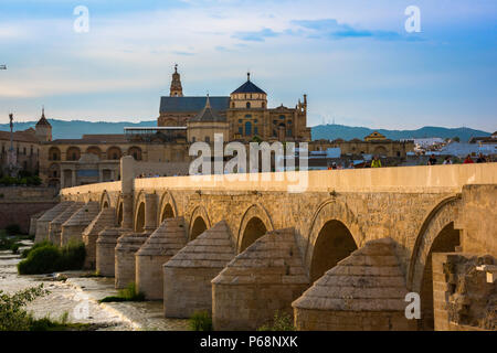 Brücke Cordoba, Blick auf die römische Brücke (Puente Romano) und die Kathedrale Moschee (La Mezquita) auf die Skyline der Stadt, Cordoba, Andalusien, Spanien. Stockfoto