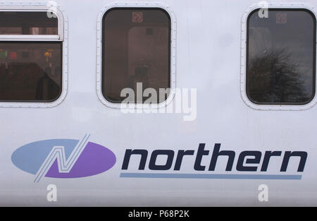 Die neuen nördlichen Züge Logo angezeigt als auf einer Klasse 156 Sprinter DMU-Zuges. März 2005. Stockfoto