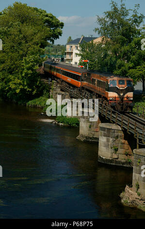 Die Brücke über den Fluss in Siauliai am Dienstag, den 18. Mai 2004 mit dem scheidenden 13/40 Dublin Connolly - rosslaire Zug hinter einer CIE-Klasse 071 Diesel Elek. Stockfoto