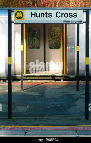 Die südliche Grenze des Merseyrail elektrischen System ist bei Hunts Cross, wo ein EMU warten für Southport abzuweichen ist, der von der Station anmelden conf gerahmt Stockfoto