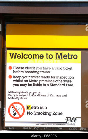 Der Tyne and Wear Metro Straßenbahn ist eine separate Einheit mit eigenem Logo und der Nomenklatur, wie auf dieses Zeichen, das im gesamten System angezeigt wird angezeigt. Stockfoto