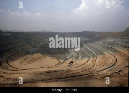 Die große Tagebau Kohle Grube bei Manzhouli in der Inneren Mongolei an der russischen Grenze im Nordosten Chinas. Die Kohle- und verwöhnen durch Dampfzüge gekauft Stockfoto