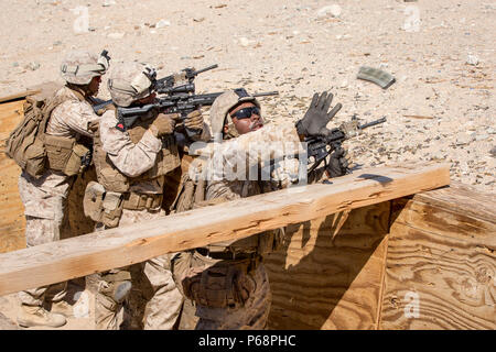 Lance Cpl. Terrell R. Hammond, rifleman, 2nd Battalion, 14th Marine Regiment, Fänge ein Magazin, während ein Angriff auf Palette 410 eine an Bord Marine Corps Air Ground Combat Center Twentynine Palms, Calif., 8. Mai 2016 als Teil der integrierten Übung 3-16. Die ITX besteht aus einer intensiven Schulung Zyklus mit einer Reihe von fortschrittlichen live-fire Übungen, beurteilt die Fähigkeit und Anpassungsfähigkeit einer Kraft von ca. 3.500 Marinesoldaten und Matrosen. (Offizielle Marine Corps Foto von Lance Cpl. Levi Schultz/Freigegeben) Stockfoto