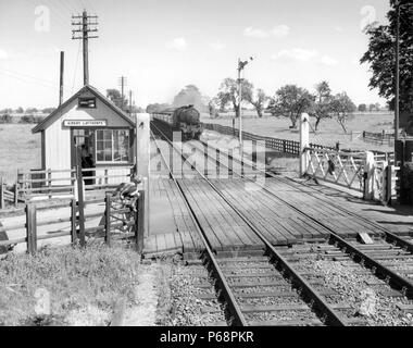 Thompson B1 Klasse 4-6-0 Nr. 61088 Ansätze Kirkby Laythorpe mit der 2.11 Mablethorpe nach Leicester Große Zentrale spezielle. Die Kinder waren wahrscheinlich Stockfoto