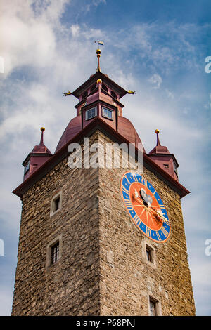 Blick auf die Stadt Hall Clock Tower in Luzern, Schweiz Stockfoto