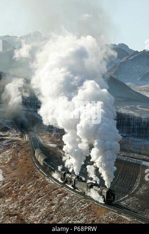 Tunnel Nr. 4 über die unglaubliche Jing Peng Pass Abschnitt des Ji-Tong Eisenbahn in der Inneren Mongolei in den letzten Tagen von Dampf Betrieb im Dezember 2004 Stockfoto
