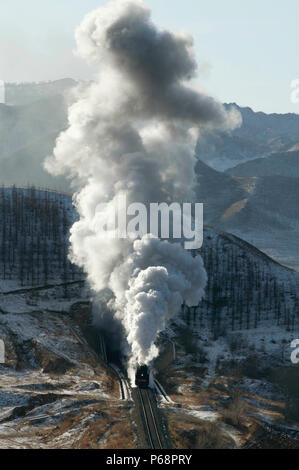 Tunnel Nr. 4 über die unglaubliche Jing Peng Pass Abschnitt des Ji-Tong Eisenbahn in der Inneren Mongolei in den letzten Tagen von Dampf Betrieb im Dezember 2004 Stockfoto