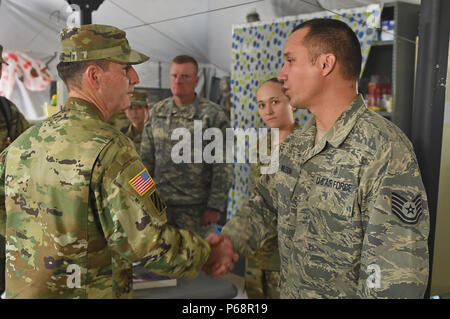COATEPEQUE, Guatemala - US-Armee Generalleutnant Joseph DiSalvo, Links, US Southern Command militärische Kommandant Stellvertreter, Hände schüttelt mit US Air Force Tech. Sgt. Glen Wilson, 59. Medizinische Gruppe unabhängige medizinische Techniker, bei einem Besuch Mai 17, 2016, während der Übung über den Horizont 2016 GUATEMALA. DiSalvo met mit Flieger und Soldaten mit Ihnen über Ihre persönlichen Erfahrungen zu sprechen, während der Übung. (U.S. Air Force Foto von älteren Flieger Dillon Davis/Freigegeben) Stockfoto