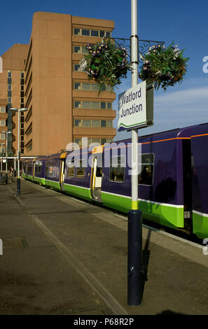 Watford Junction Plattform mit einem Silverlink Metro Service neben. C 1997 Stockfoto