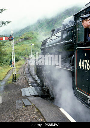 West Highlander. Nr. 44767 steht in Glenfinnan Station mit dem 11:05 Von Fort William warten auf dem Weg nach Mallaig. 07.08.85. Stockfoto