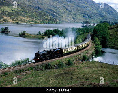 West Highlander. Nr. 44871 Röcke Loch Eilt auf dem Weg von Fort William nach Mallaig. 25.05.1989. Stockfoto