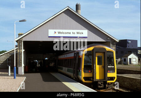 Wick Station im Norden von Schottland mit einer scotrail Klasse 158 DMU kam gerade von Inverness. August 2001 Stockfoto