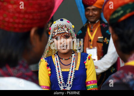 Indische Mädchen mit traditionellen Rajasthani Kleid. Stockfoto