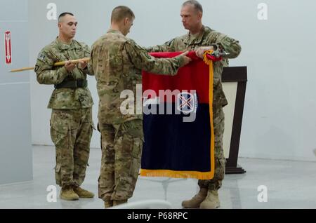 Soldaten mit 1St Brigade Combat Team, 10 Mountain Division, "Task Force Krieger", über seine Mission in den 2 BCT, Luftlandedivision (Air Assault), "Task Force", während einer Übertragung der Autorität Zeremonie in der Nähe von Erbil, Irak, 17. Mai 2016 abgegeben. Die Farben der 1st BCT wurden von Oberst Scott Naumann, Commander cased und Command Sgt. Maj. Timothy Rose, der senior Die meisten noncommissioned Officer, in Vorbereitung auf die Reise der Einheit zurück zu Fort Drum, New York. Gehäuse Die Farben bedeutet das Ende ihrer Mission und der Anfang für Col. Brett Sylvia, Task Force Strike Commander, und seine Verkauft Stockfoto