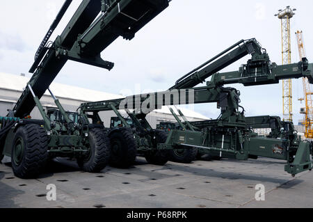 Mitglieder der 230th Sustainment Brigade und des Army Surface Deployment Distribution Command koordinierten den Transport von über 400 Militärfahrzeugen und Ausrüstung aus der ARC Independence in Port Szczecin. Die schnelle Operation unterstützte die Einsatzbereitschaft, die Nachhaltigkeitsplanung und gemeinsame europäische Übungen während der Anakonda 16 und demonstrierte eine wirksame Logistik, Teamkoordination und Missionsausführung innerhalb der Armeereserve und der aktiven Dienstkomponenten. Stockfoto