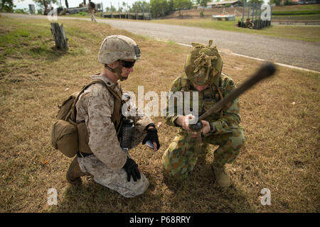 Us Marine Sgt. Devon L. in der Gemeinde und der Australischen Armee Pvt. Jakob Handley, Bekämpfung der Ingenieure, führen Sie einen Radio prüfen im Hidden Valley Motor Sports Complex, Northern Territory, Australien, am 19. Mai 2016. Us Marine und der australischen Armee bekämpfen Ingenieure clearing Ausbildung Improvised Explosive Device und Caches zu finden. Marine Drehkraft - Darwin ist einen sechsmonatigen Einsatz von Marines in Darwin, Australien, wo sie durch Übungen und Zug mit der australischen Streitkräfte, die Stärkung der USA - Australien Alliance. Bezirk, aus Grand Rapids, Michigan, ist mit 1. Bekämpfung der Motor Stockfoto