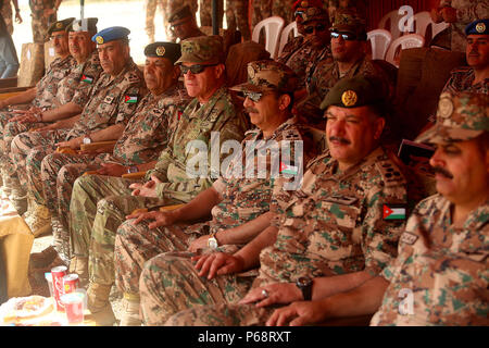 Die jordanischen Streitkräfte der Chef der Generalmajor Hani Al-Manaseer, US-Armee Generalmajor Ralph H. Groover III, US Central Command Direktor der Übungen und Ausbildung Direktion und JAF Brig. Gen. Fahd Al-Damen, Direktion für Ausbildung und Übungen, beobachten Sie eine chemische biologische, radiologische nuklearen (CBRN) Demonstration während der Übung eifrig Lion 16 an einem Training Website gerade außerhalb von Amman, Jordanien, den 18. Mai. Eifrig Lion16 ist ein US-Militär bi- Übung mit dem Haschemitischen Königreich Jordanien, die Beziehungen und die Interoperabilität zwischen den Nationen zu stärken. Stockfoto