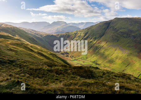 Blick von Beda fiel über die Boredale Tal in Richtung St Sunday Crag mit Platz fiel auf der rechten Seite. Nationalpark Lake District, Cumbria, England. Stockfoto