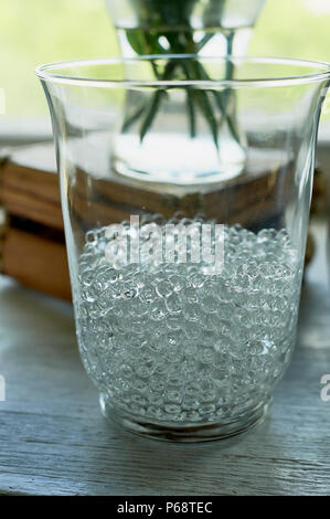 Hydrogel, in der floristik verwendet, ersetzt die Blumen mit Wasser. Weiß in ein Glas Vase. Stockfoto