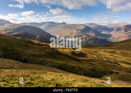 Blick von Beda fiel über Fiel gegenüber der Patterdale Tal mit Helvellyn jenseits im Nationalpark Lake District, Cumbria, England. Stockfoto