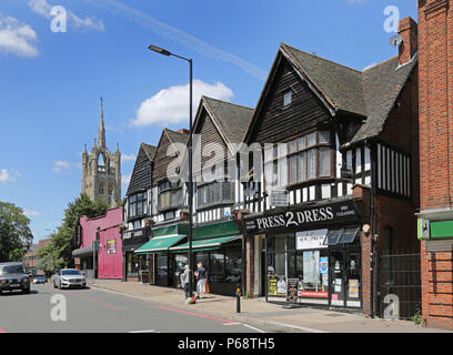 Sutton, Surrey. Eine Parade von kleinen Geschäften in einem Mock-Tudor Gebäude an der Cheam Road. Stockfoto