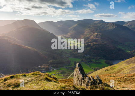 Blick vom Platz fiel über Patterdale und die helvellyn Gebirgskette im Nationalpark Lake District, Cumbria, England. Stockfoto