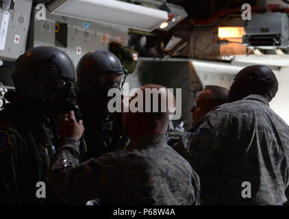 Us Air Force Piloten der 437th Betriebssystem Support Squadron prüfen US Air Force Senior Airman Cory Farbstoff und Älterer Flieger Chris Pherson, beide mit dem 14 Airlift Squadron loadmasters, ihre chemische, biologische, radiologische, nukleare, und explosive Stoffe Schutzkleidung als Teil der sichelförmigen Erreichen 16, 18. Mai 2016, an Joint Base Charleston, S.C. Crescent Reach ist eine jährliche übung entworfen, um zu prüfen, und die gemeinsame Basis von Charleston, Fähigkeit zu mobilisieren und eine große Flugzeuge Ausbildung zusätzlich zu den Zug-, Prozess- und Bereitstellung von Fliegern und Fracht in Reaktion auf einen simulierten Krise board Start bewerten. (U Stockfoto