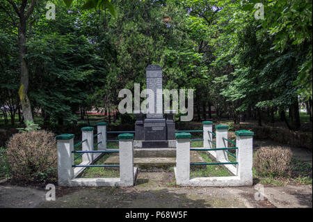 Die Vojvodina, Serbien, Juni 2018 - Denkmal zu Ehren Mitglieder der Widerstand aus dem Dorf Belo Blato, verloren ihre Leben während des Zweiten Weltkriegs Stockfoto