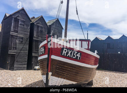 Hastings, Großbritannien, 23. Juni 2018: Die traditionellen Fischerboot an der Küste in Hastings, East Sussex Stockfoto