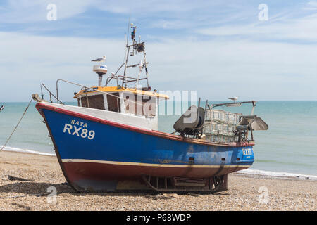 Hastings, Großbritannien, 23. Juni 2018: Die traditionellen Fischerboot an der Küste in Hastings, East Sussex Stockfoto