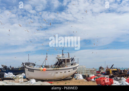 Hastings, Großbritannien, 23. Juni 2018: Die traditionellen Fischerboot an der Küste in Hastings, East Sussex Stockfoto