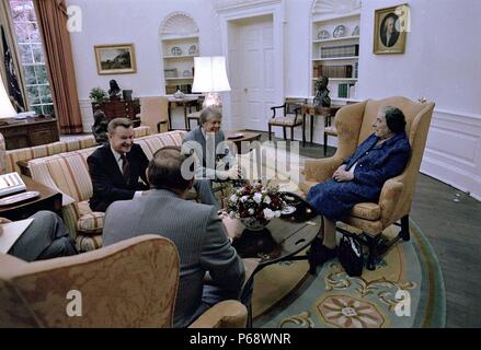 Das Oval Office: Jimmy Carter, mit Israelischen der ehemaligen Premierministerin Golda Meir 1977. An Präsident Carter was links ist Zbigniew Brzezi?ski, United States National Security Advisor, Präsident Jimmy Carter Stockfoto