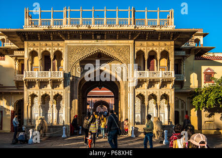 Indien Rajasthan Jaipur. City Palace, Rajendra Pol-Tor Stockfoto