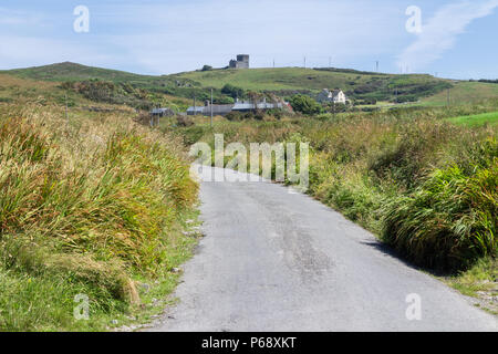 Straße bis zur Zehe Leiter Turm am Horizont in West Cork, Irland. Stockfoto