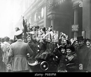 London; England. Massen feiern des Waffenstillstands am Ende des ersten Weltkrieges ein 1918 Stockfoto