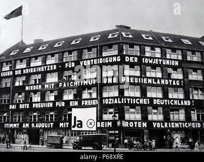 Kommunistische Parolen an einem Gebäude in Deutschland Herausforderung Wähler über Nazi bedrohen 1932 Stockfoto