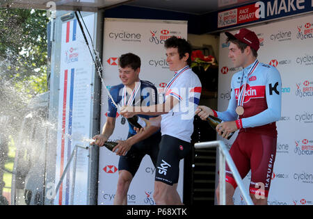 Harry Tanfield von Canyon Eisberg (links), Geraint Thomas (Mitte) und Alex Dowsett auf dem Podium nach Elite Rennen der Männer während der HSBC UK National Road Meisterschaften Time Trial Wettbewerb in Northumberland. Stockfoto