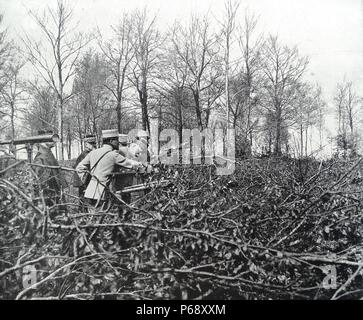 Foto von Marschall Joseph Joffre (1852-1931), französischer General im Ersten Weltkrieg hier gesehen ist der Besuch einer Beobachtung der nördlichen Frankreich. Vom 1915 Stockfoto