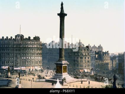 Farbfoto des Trafalgar Square, mit Blick auf die "Grand Buildings" und "Nelson Säule", London. Datiert 1900 Stockfoto