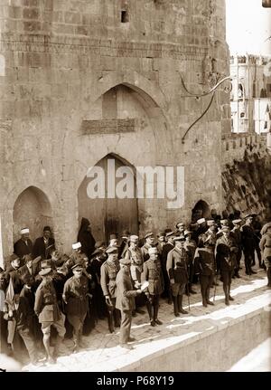 Fotografieren von Haddad Bey die Proklamation des britischen Mandats in Palästina am Jaffa-Tor, Jerusalem zu lesen. Datiert 1917 Stockfoto